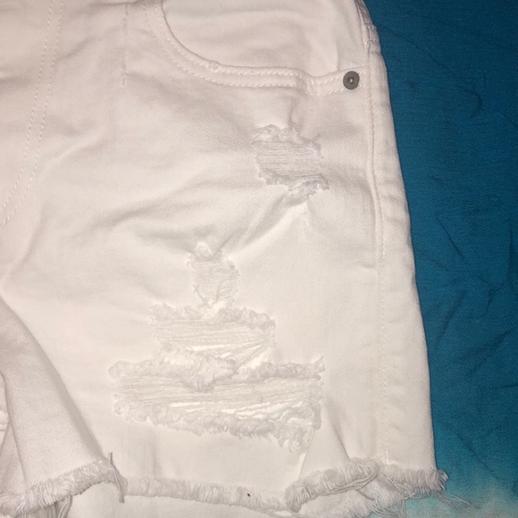 Distressed white shorts NWT - size 8 - Picture 3 of 4